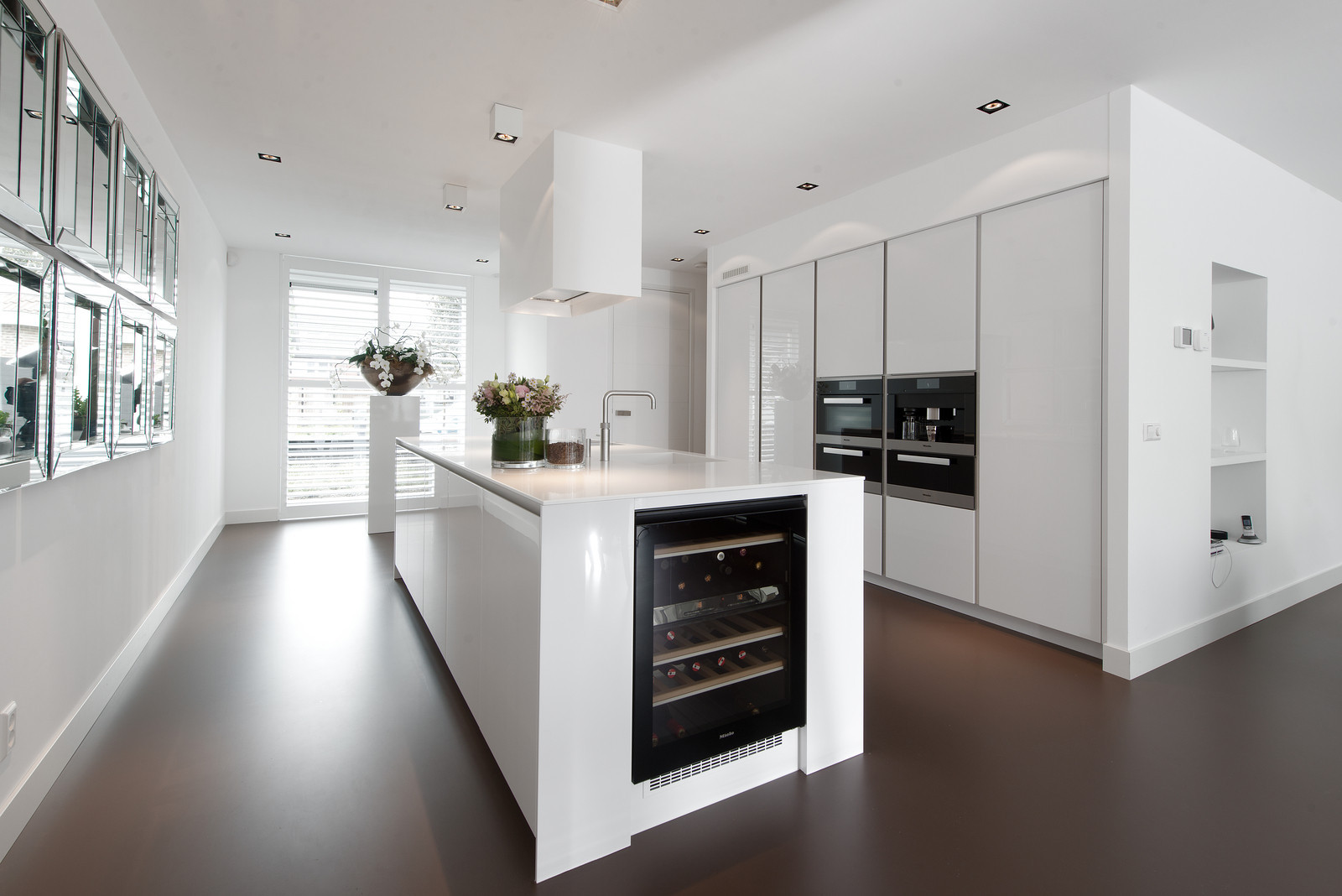 Witte hoogglans keuken met kookeiland - Snaidero Way exclusieve keuken via Tieleman keukens