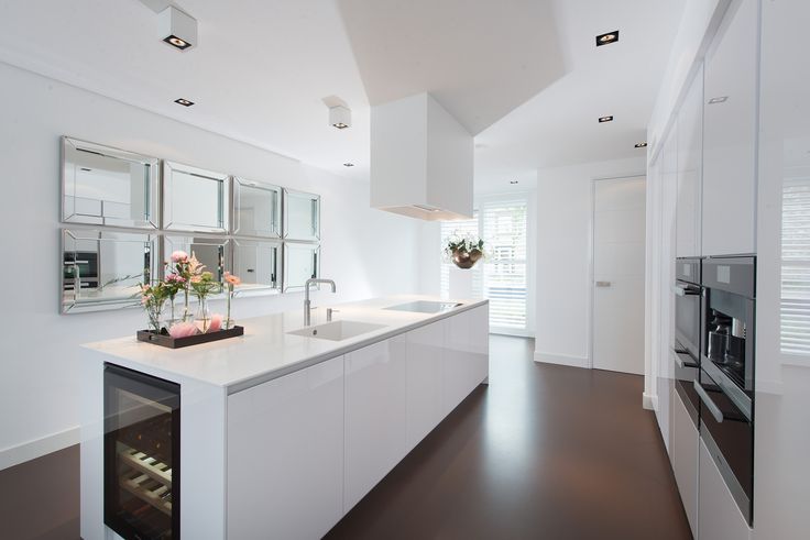 Moderne witte keuken met kookeiland Snaidero Way via Tieleman Keukens