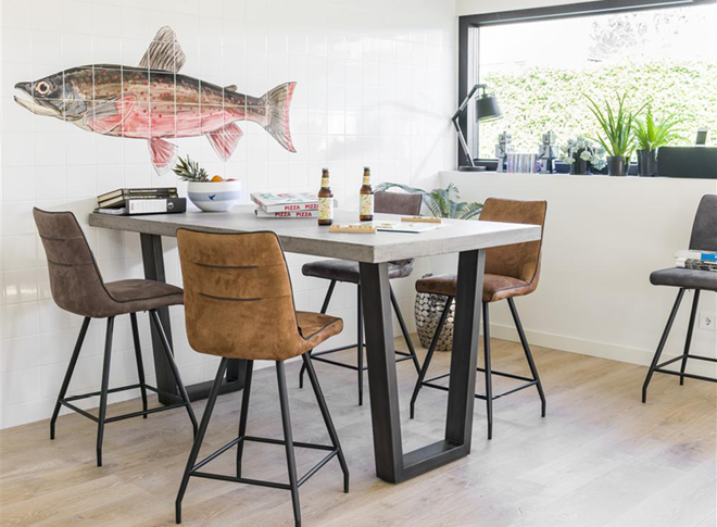 Maak van je keuken een woonkeuken met de meubels van Henders & Hazel. Bartafel en barstoelen #bartafel #keuken #woonkeuken #barstoel #hendershazel