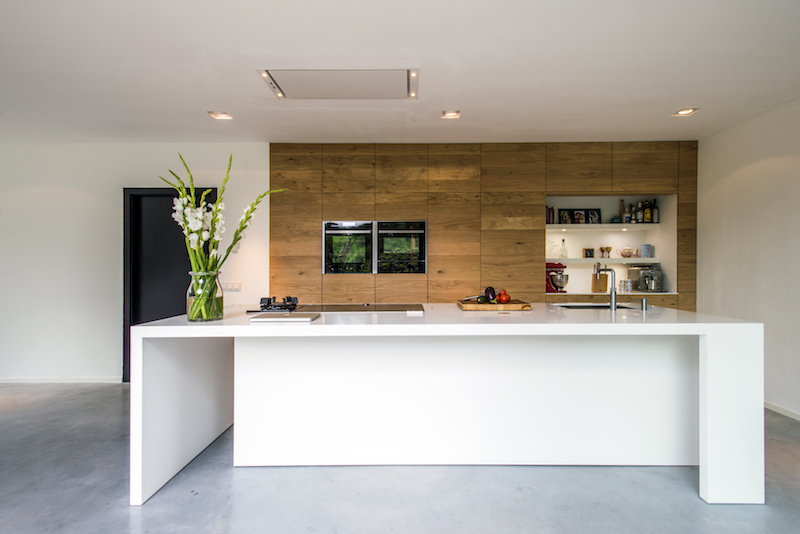 Houten keuken met keukeneiland en wit Silestone werkblad via JP Walker #keuken #kookeiland #houtenkeuken