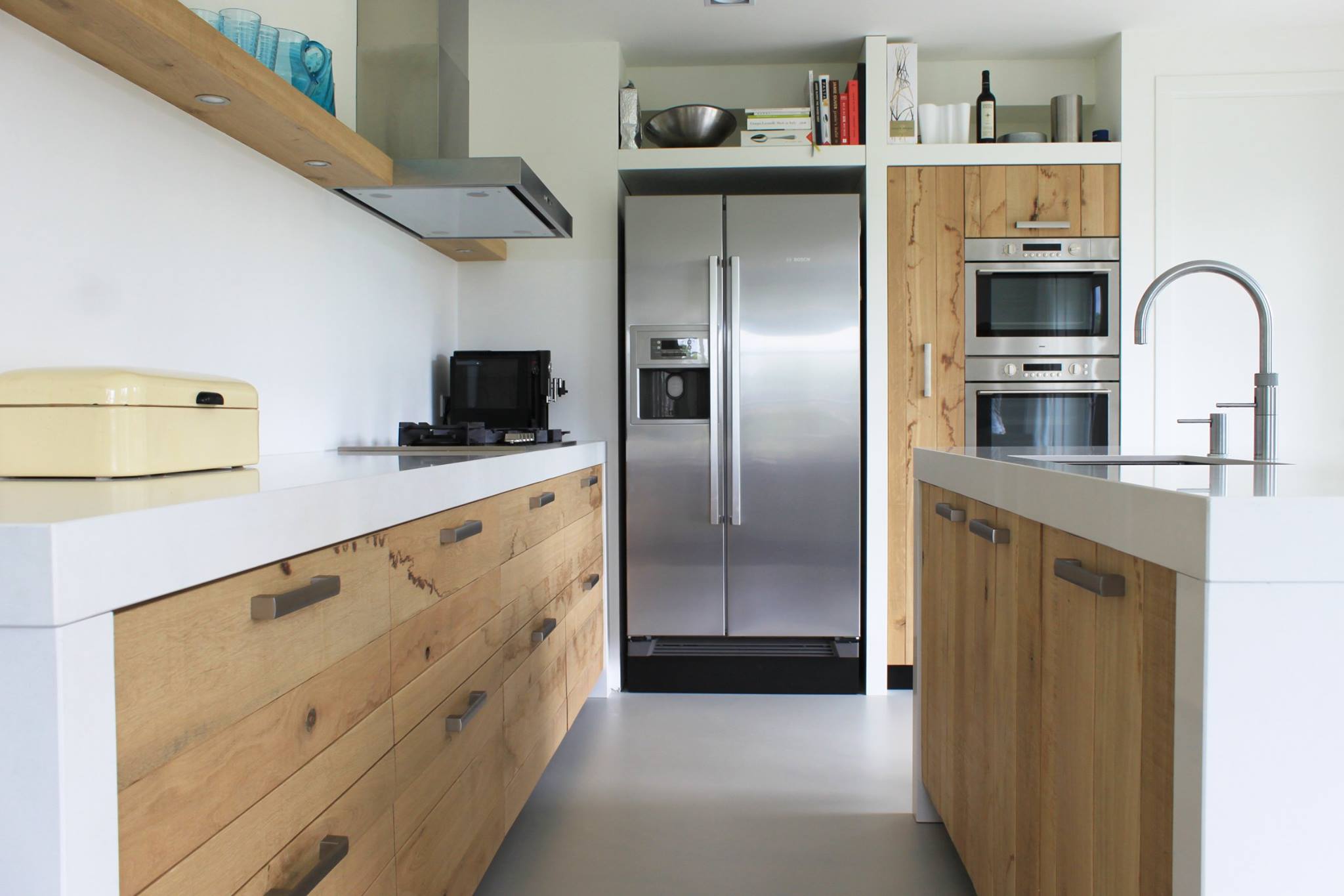 Houten keuken met keukeneiland en wit Silestone werkblad via JP Walker