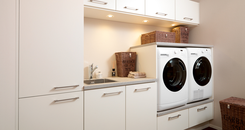 Witte bijkeuken met spoelbak, wasmachine en droger via Keller keukens #bijkeuken #kellerkeukens #keuken #keukeninspiratie