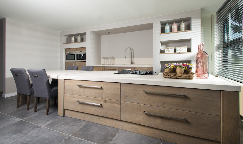 Het massieve hout waaruit deze Long Island Kitchens® is opgebouwd geeft een stoere uitstraling. De natuurlijke tinten van de houten keuken horen bij de Beach Collection en geven een behaaglijke uitstraling. Donker of vergrijsd, warm goud of mistig en verweerd, de collectie is verkrijgbaar in uiteenlopende tinten. 