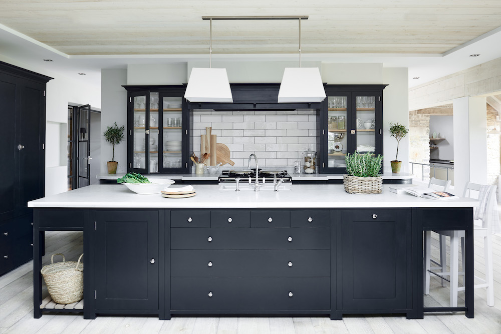 Suffolk keuken in de kleur ‘Charcoal’ van Neptune. Via Martin Zoon Interior Design