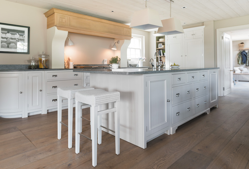 Witte houten Neptune keuken via Martin Zoon Interior Design. Door te spelen met de handvatten en knoppen, krijgt de keuken een persoonlijke signatuur. Neptune via Martin Zoon Interior Design. Door te spelen met de handvatten en knoppen, krijgt de keuken een persoonlijke signatuur. 