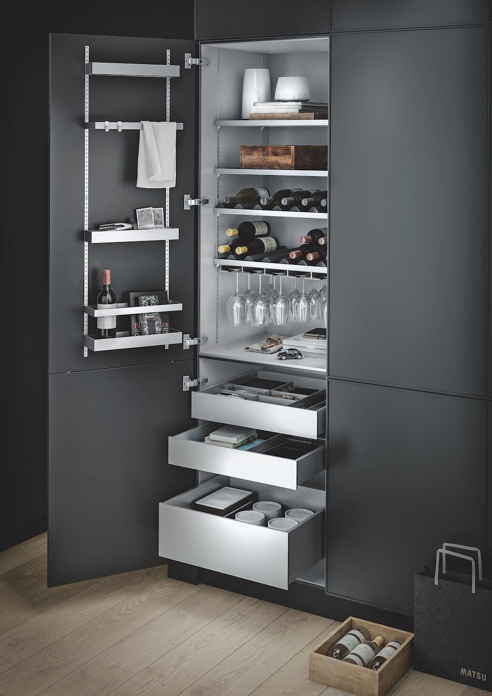 Met interieursysteem SieMatic MultiMatic kunt u de kastindeling maken zoals u wilt, waardoor u tot 30% meer binnenruimte kunt benutten. Conform de designfilosofie achter de SieMatic interieursystemen is het nieuwe MultiMatic Aluminium consequent toepasbaar voor laden, uittrekelementen en onder- en bovenkasten. 