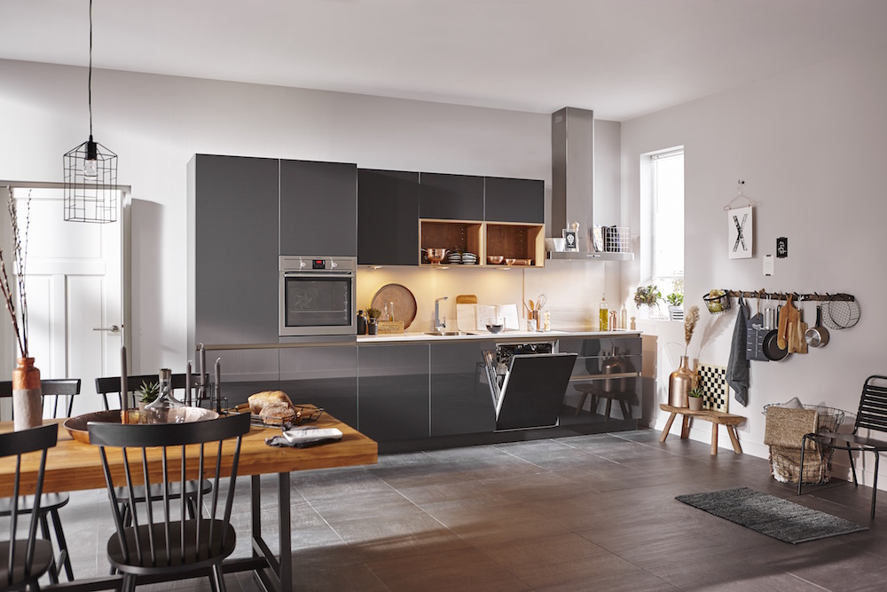 De warme kleur lavazwart wordt in deze greeploze keuken gecombineerd met een stijlvol dun werkblad in marmer optiek. Het werkblad is van keramiek met de luxe uitstraling van wit marmer. Samen met de hoogglans lakfronten is dit een ware Franchetti designkeuken van Superkeukens. 