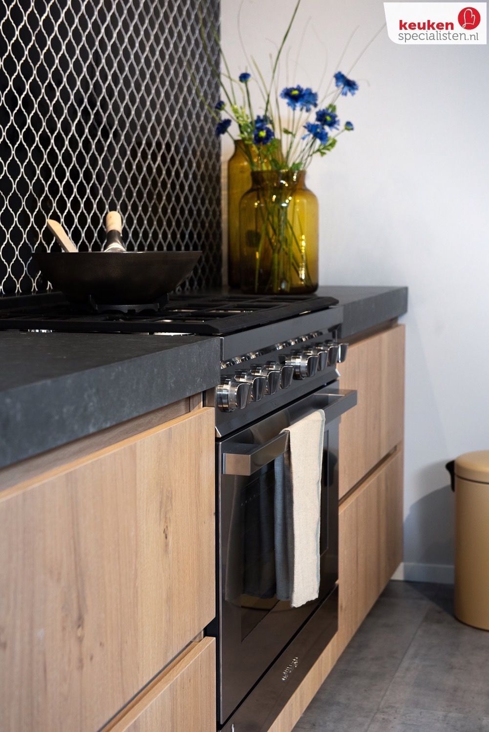 Houten keuken met zwart wit tegels op de wand #wandtegels #zwartwit