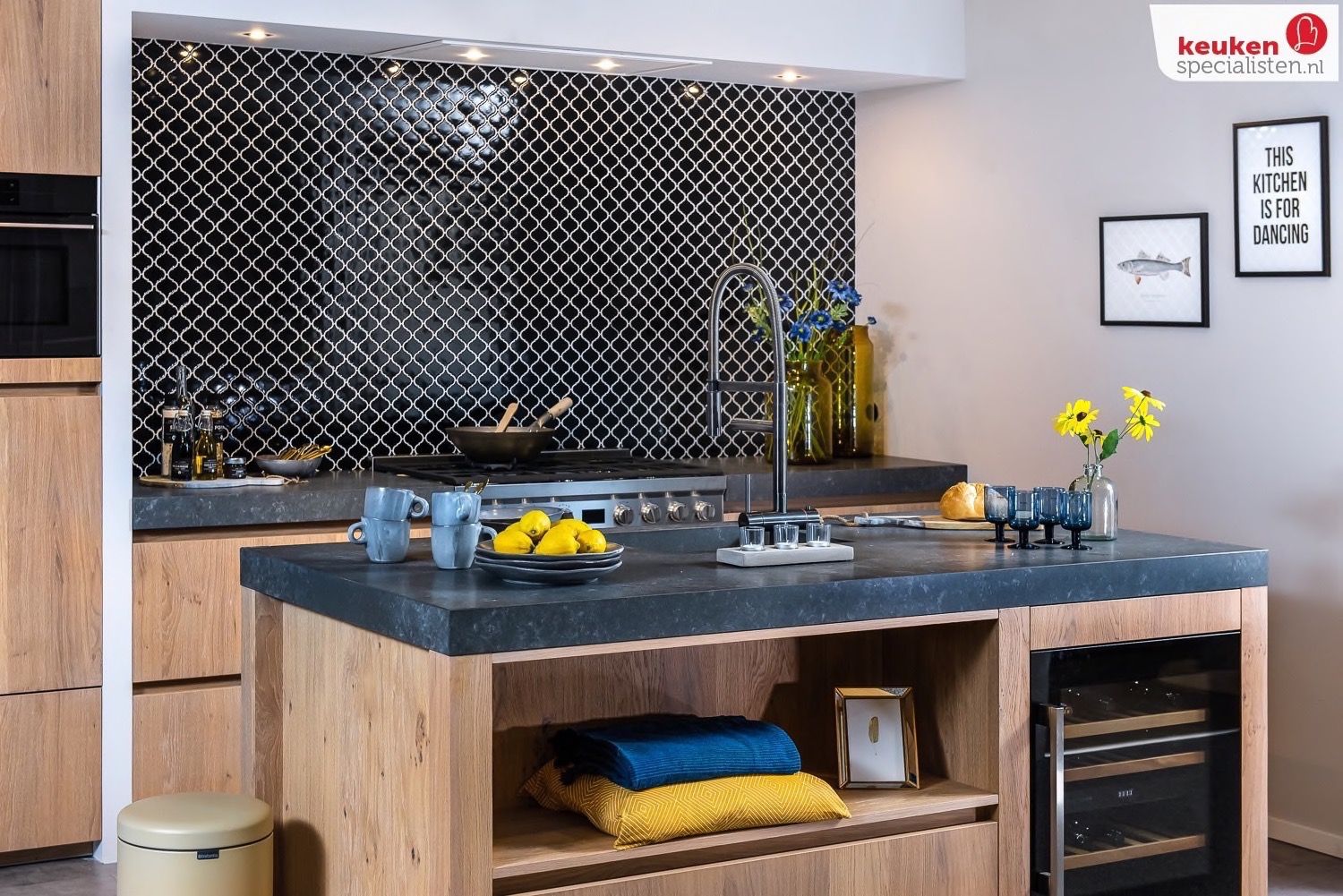 houten keuken met zomerse styling via Keukenspecialisten.nl