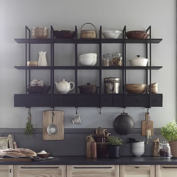 Keukentrend 2017 - open kasten in de keuken om je servies, potten en pannen te etaleren. Alles mag gezien worden! Wandrek Falsterbo van #Ikea #keuken #trend #kast #wandrek