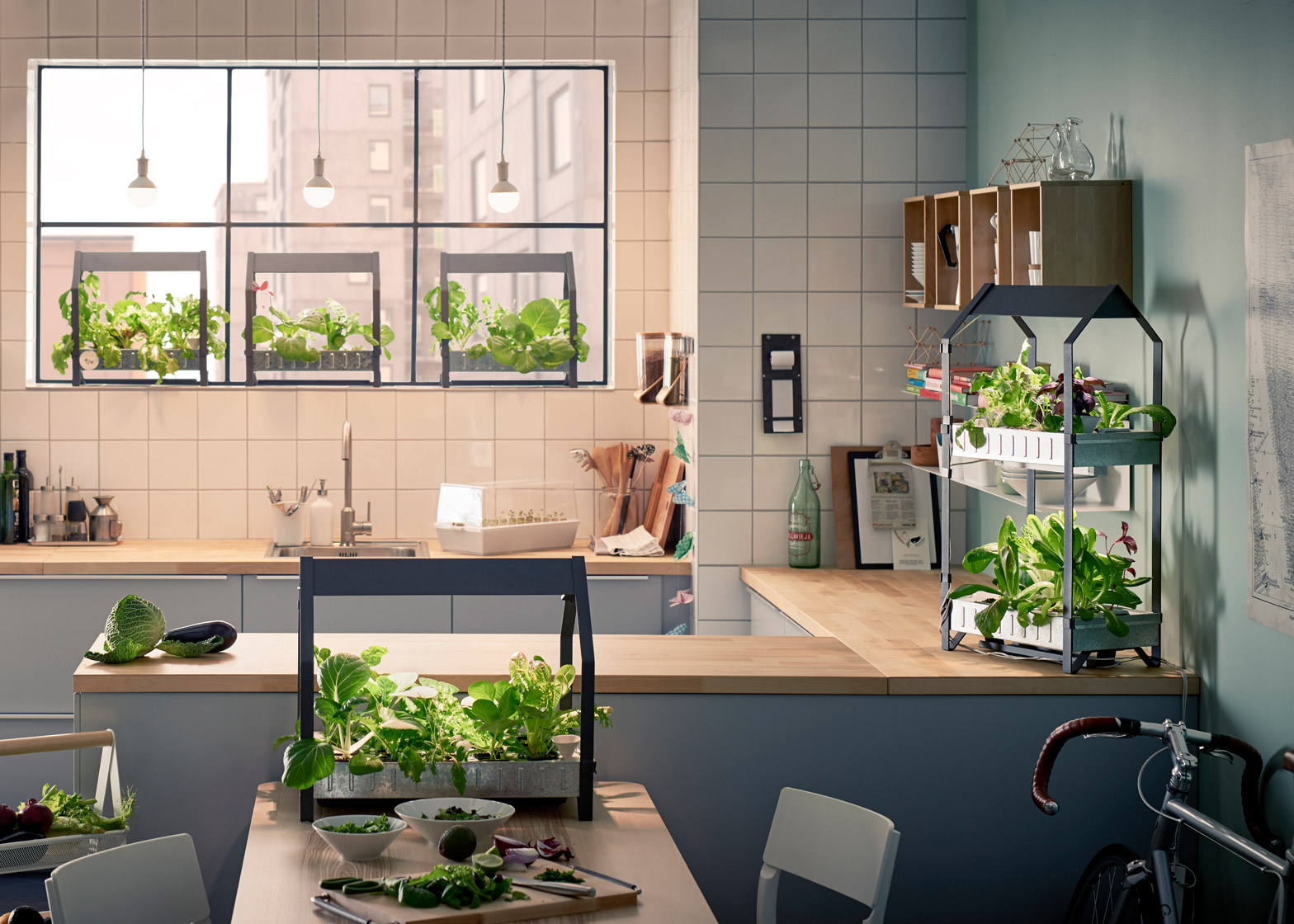 Keukentrends 2017 - zelfgekweekte groenten en kruiden in de tuin met de hydrocultuur kweeksets uit de VÄXER serie en de KRYDDA serie. Indoor Gardening #trend #keuken #groen #moestuin #ikea