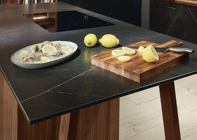 Foto Stijlvol voor de open keuken: kooktafel met werkbladafzuiging FotoStijlvol voor de open keuken: kooktafel met werkbladafzuiging