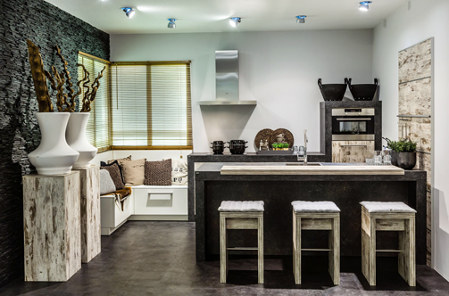 Keuken met kookeiland via uw-keukenspeciaalzaak #keuken #kookeiland #houtenkeuken #keukeninspiratie #uwkeukenspeciaalzaak