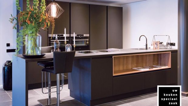 Keuken met kookeiland via uw-keukenspeciaalzaak #keuken #kookeiland #houtenkeuken #keukeninspiratie #uwkeukenspeciaalzaak