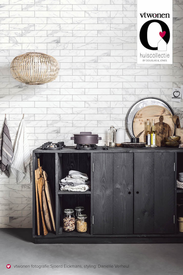 Keukeninspiratie! Zwarte keuken met wandtegels met marmer look. Classic Marble via vtwonen by Douglas & Jones #keukeninspiratie #keukentegels #wandtegels #vtwonen