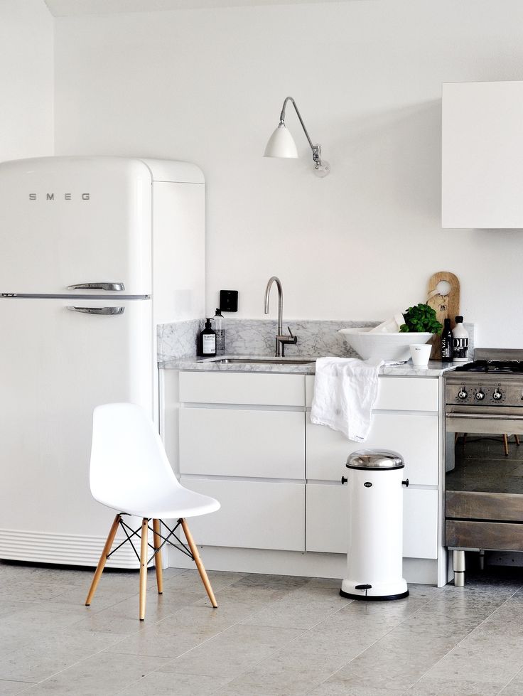 Witte keuken met witte Smeg koelkast