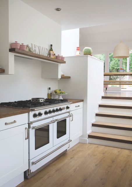 Wit fornuis van Falcon in witte houten keuken