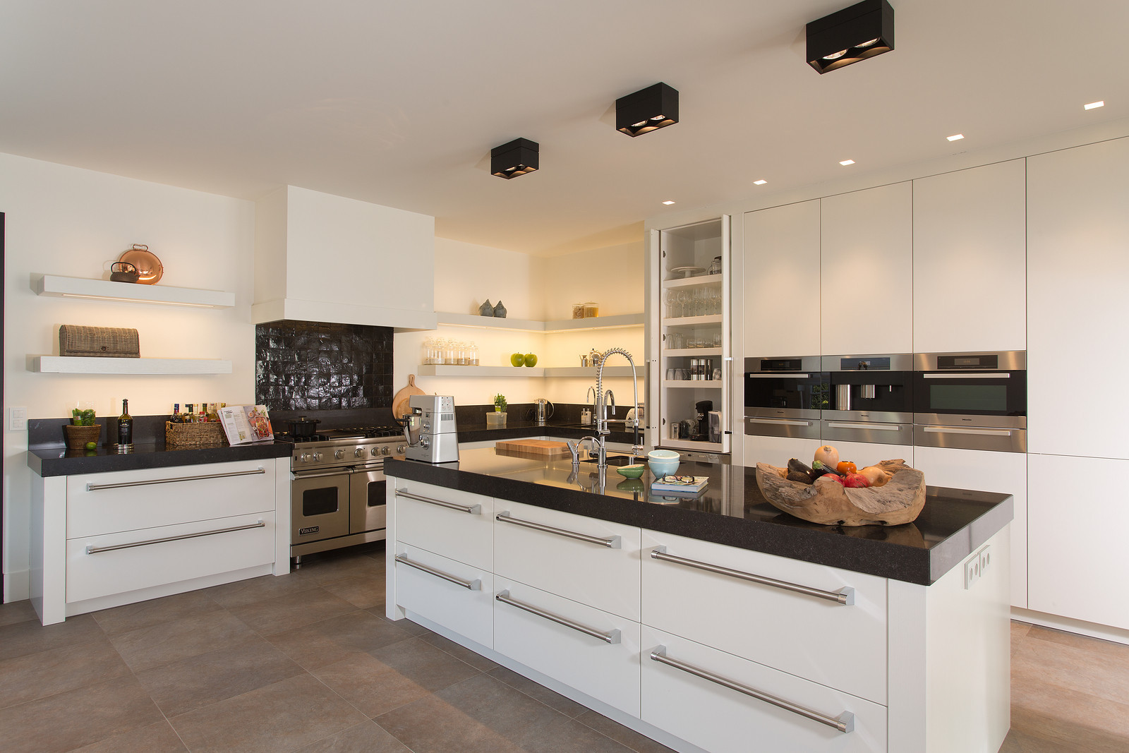 Witte keuken met brede lades met greep en ruim spoeleiland - Tielman keukens