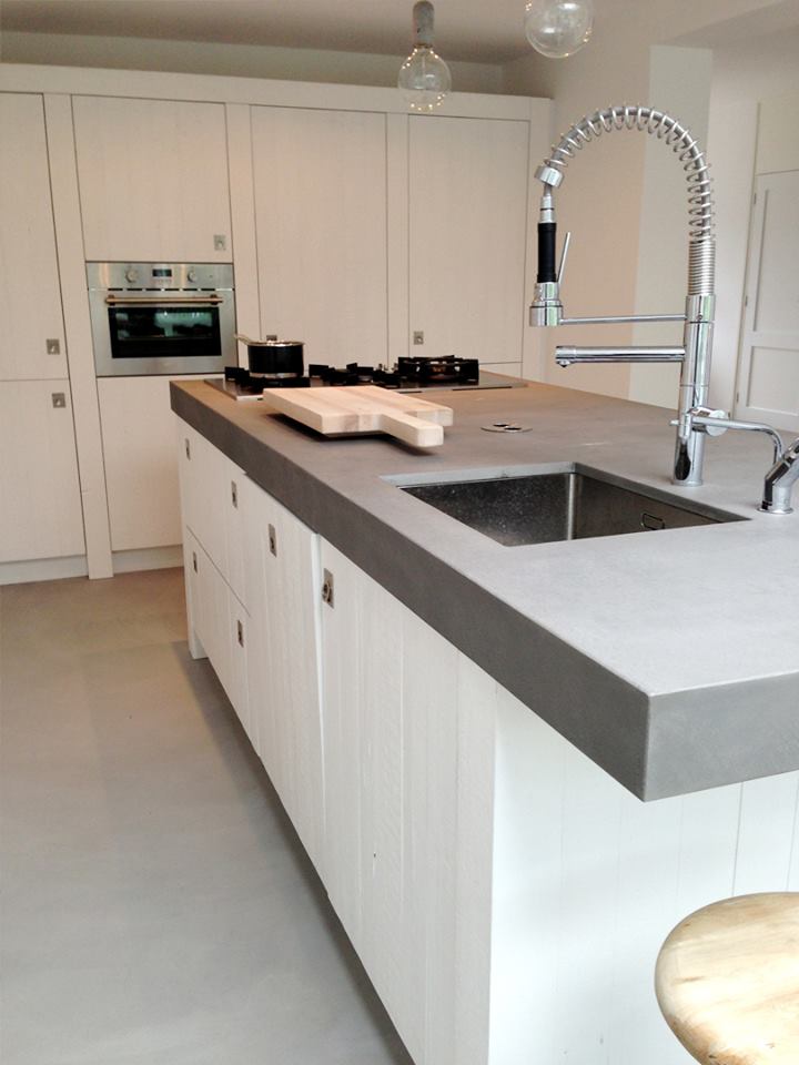 Witte keuken van steigerhout met betonnen werkblad van RestyleXL