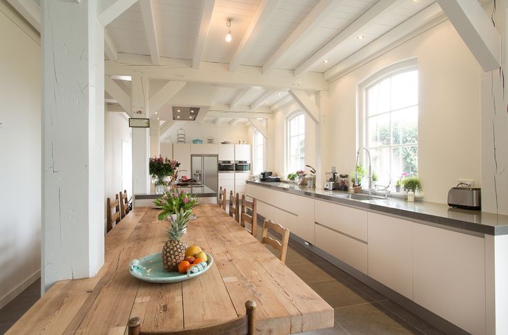 Witte moderne keuken in landelijk interieur via Tieleman Keukens