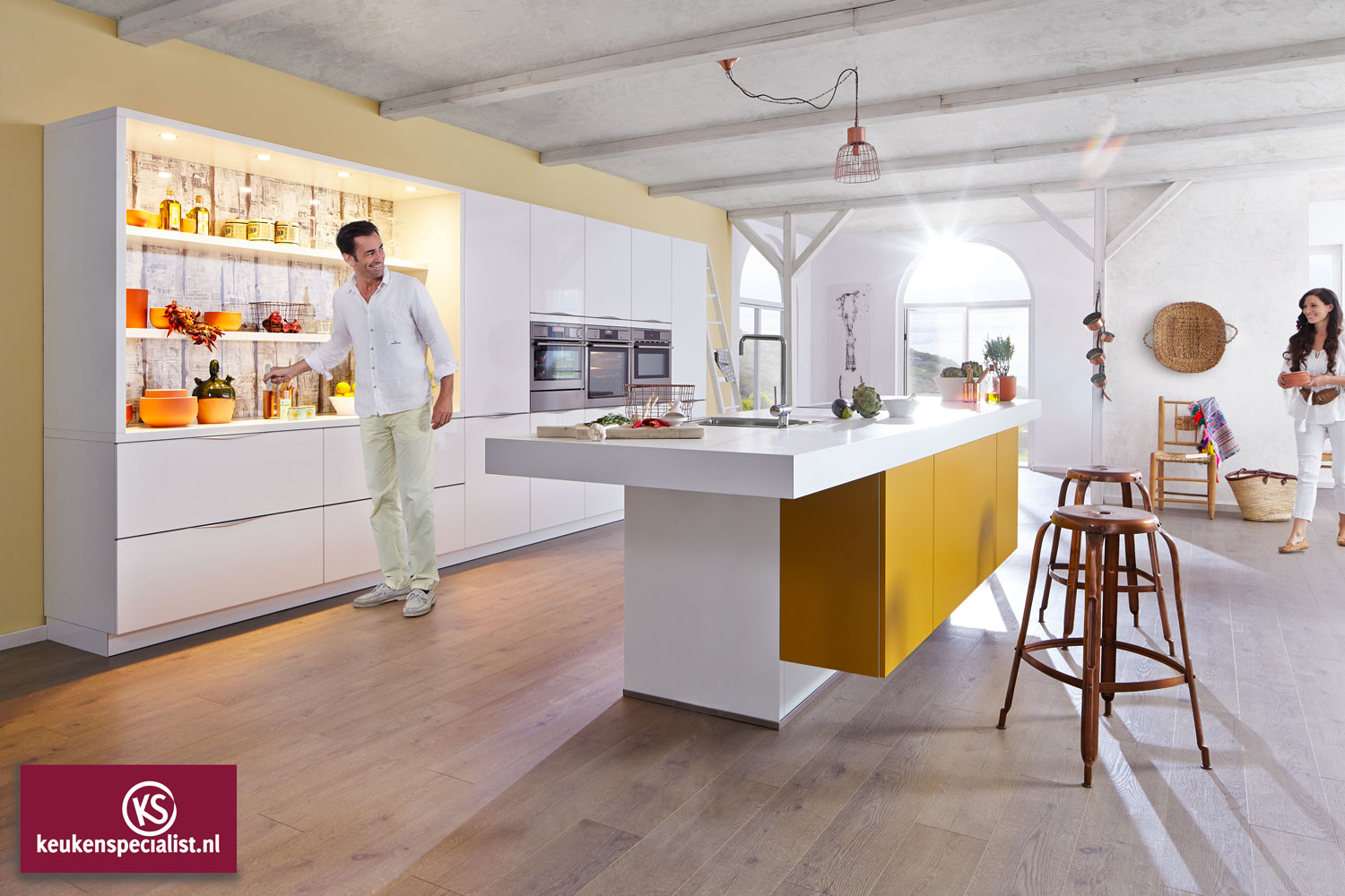 Witte keuken met kookeiland en kleurelement via keukenspecialist.nl
