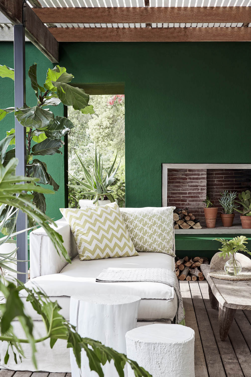 Overkapping tuin met groene muur. Buitenverf Little Green #overkapping #terras #tuin #Tuininspiratie