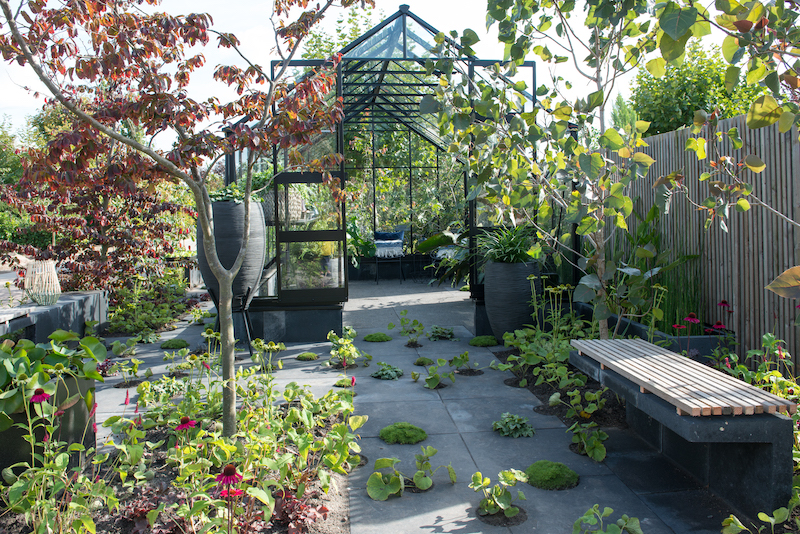 Tuintrends 2019 - hergebruik van materialen en slimme oplossingen zoals een regenton en plantenbak in één en tuintegels met uitsparingen. Trendtuin 2019 Harvesting Elements #tuin #tuinidee #tuintrends #trendtuin #tuininspiratie #groen