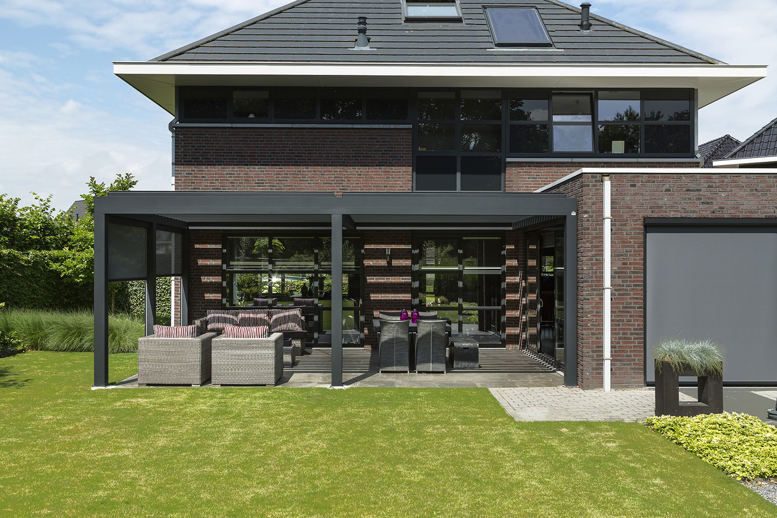 Tuintrends 2019: veranda of een terrasoverkapping. Verano lamellendak Levanto #veranda #terrasoverkapping #overkapping #tuin #tuintrends 