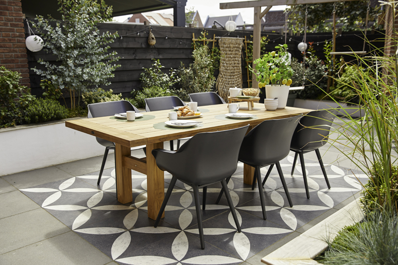 Tuininspiratie. Terras met eettafel en stoelen Sophie van Hartman. vtwonen buitentegels van Douglas & Jones #hartman #tuinmeubelen #vtwonen #tuin #terras #tuintegels #devriesxl