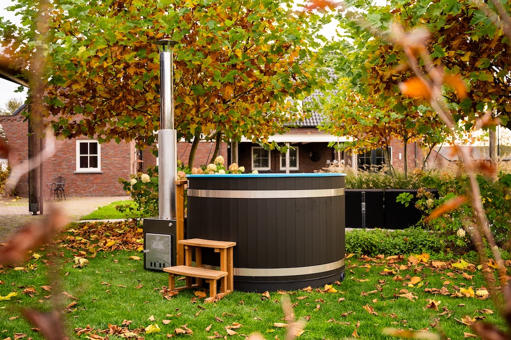 Hottub in de tuin. Kunststof hottub Kirami Breezy via Hottubselect #hottub #tuinidee #tuin #tuininspiratie #hottubselect