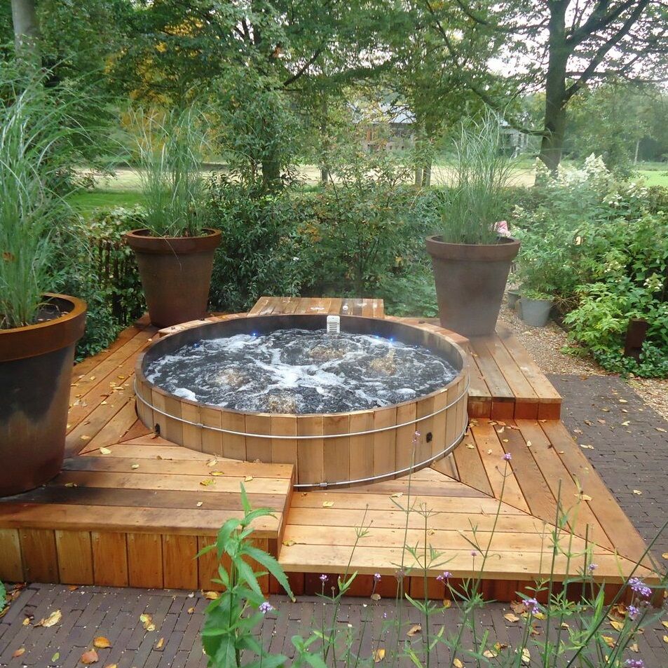 Ingebouwde hottub Storvatt deluxe met massagejets. Hottubselect #hottubselect #hottub #terras #houtenvlonders #tuinidee