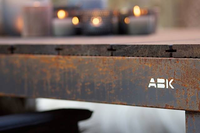 Tuintafel met cortenstalen frame van ABK Outdoor. Foto Eigen Huis en Tuin