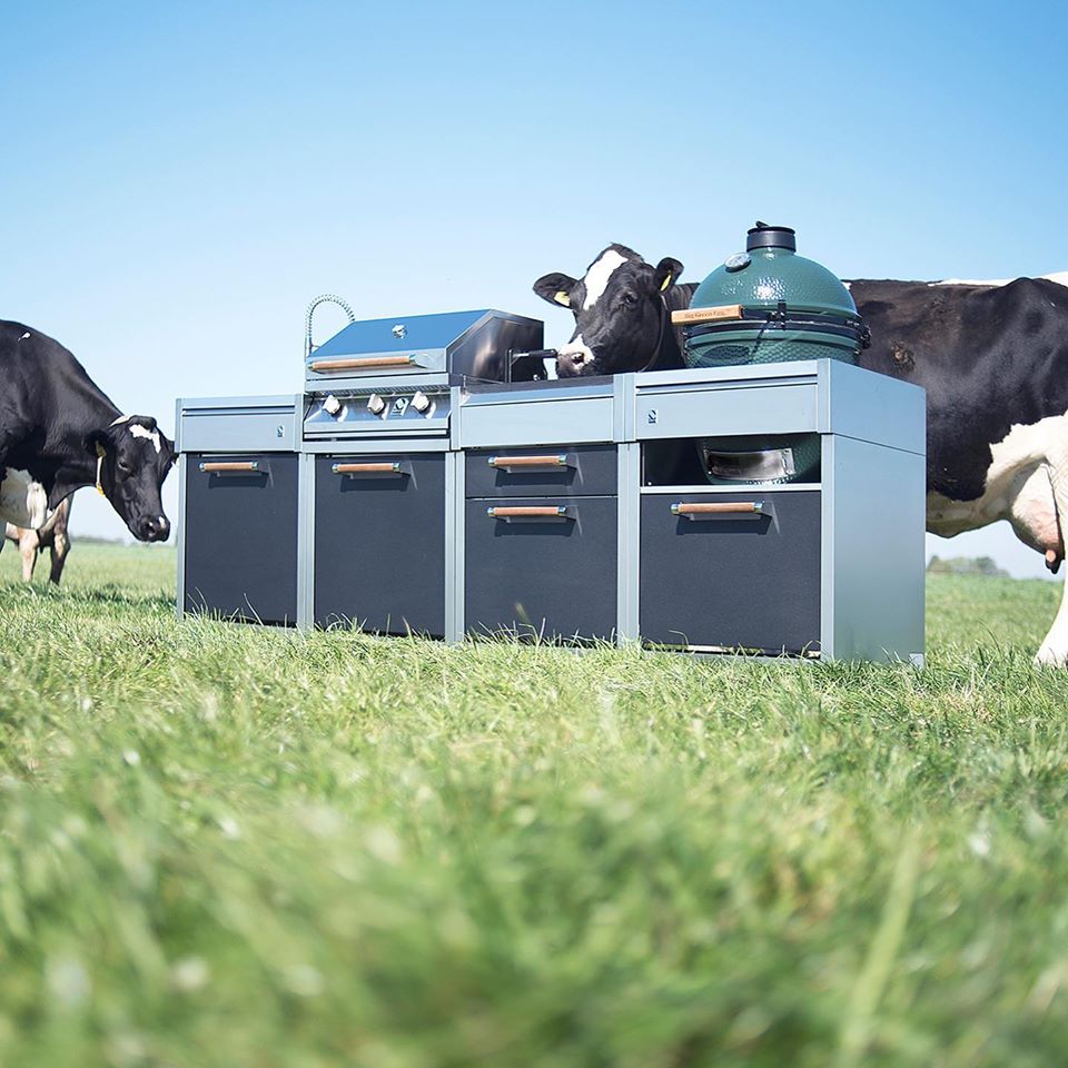 Buitenkeuken met Big Green Erg. Steel modulaire outdoor kitchen #buitenkeuken #steelcucine #outdoorkitchen #barbecue #greenegg