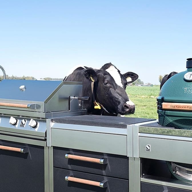 Steel buitenkeuken met luxe gasbarbecue en Big Green Egg #barbecue #buitenkeuken #greenegg