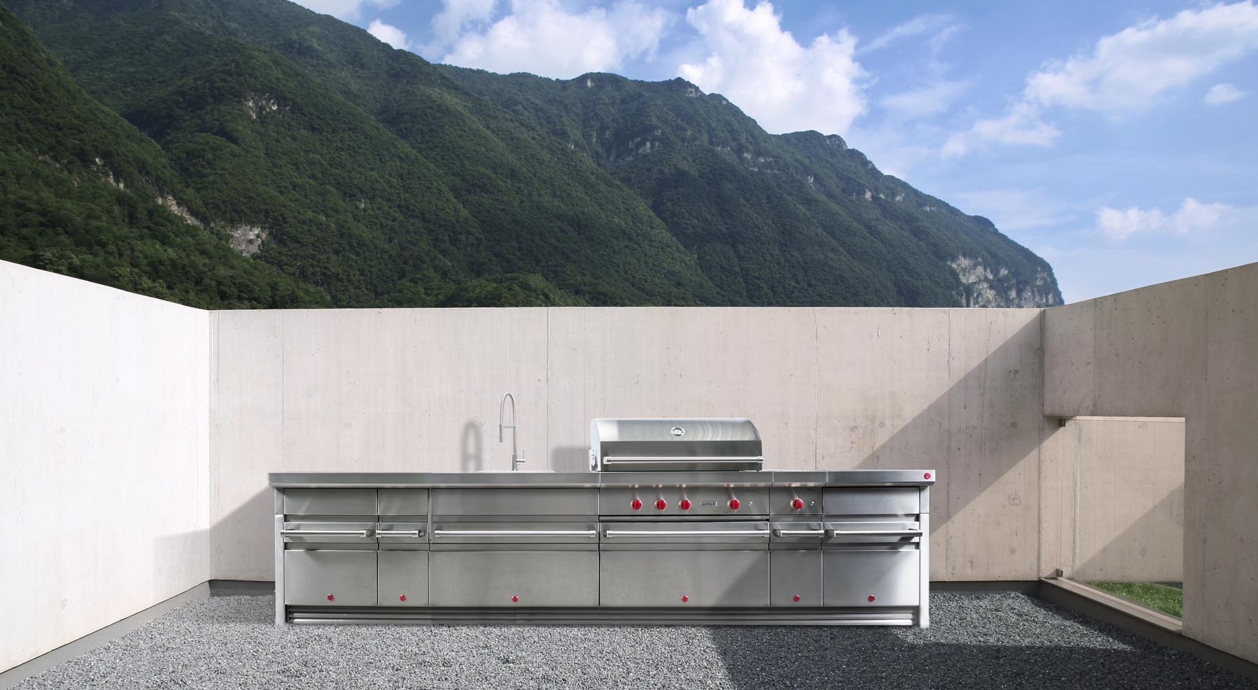 Luxe buitenkeuken op maat gemaakt. Wolf Outdoor Kitchen #subzerowolf #buitenkeuken #tuin #outdoor #outdoorkitchen