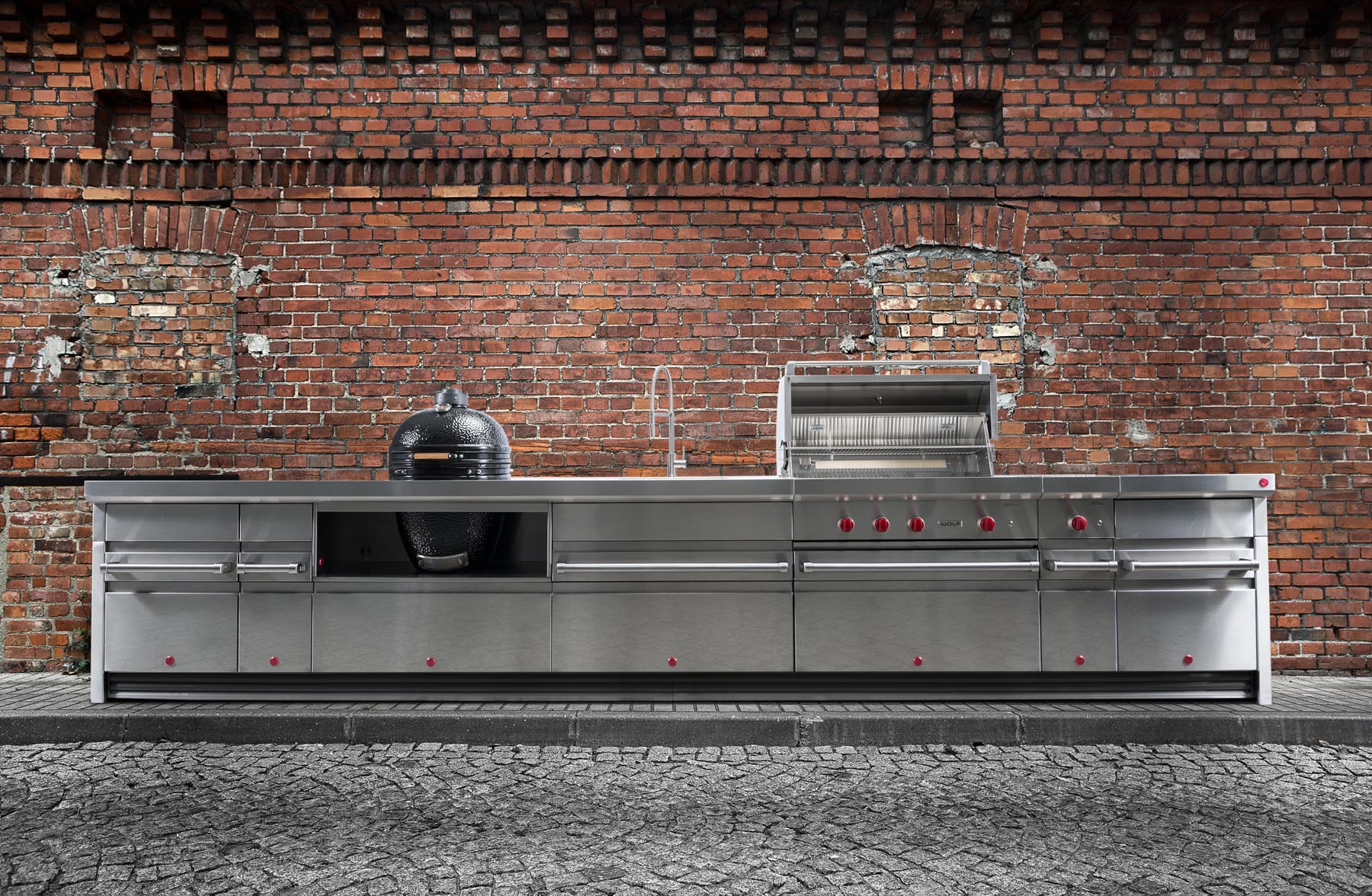 Luxe buitenkeuken met Kamado op maat gemaakt. Wolf Outdoor Kitchen #subzerowolf #buitenkeuken #tuin #outdoor #outdoorkitchen #bbq #kamado