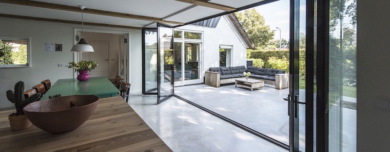 Serre met vouwwanden van Busscher serrebouw. Aanbouw terras. #verbouwen #wonen #serre