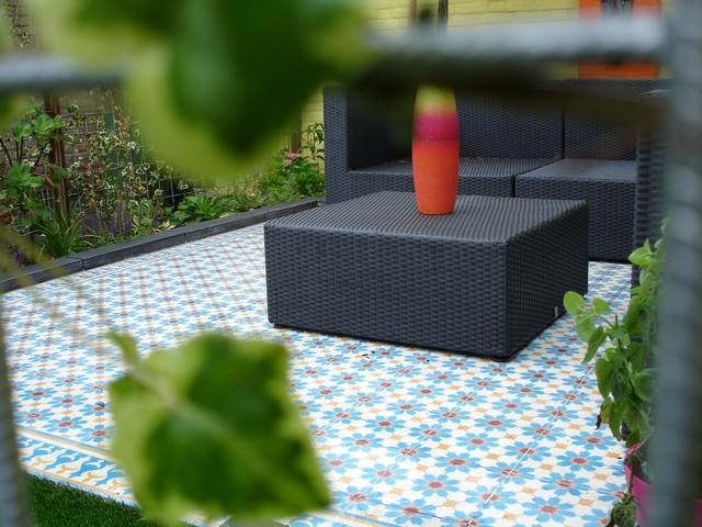 Terras met vrolijke tegels van Designtegels.nl #tuin #terras #tuinidee