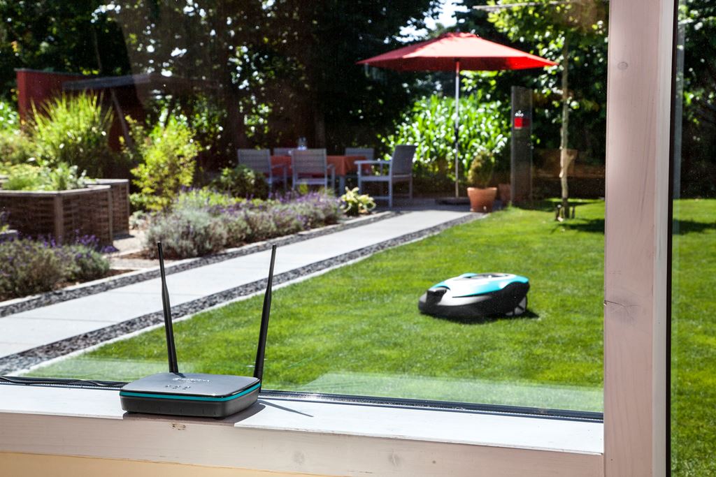 Smartgarden system met automatische besproeiing en robotmaaier bediend via tablet of smartphone - Garden