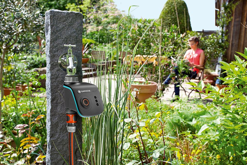 Smartgarden system met automatische besproeiing en robotmaaier bediend via tablet of smartphone - Garden