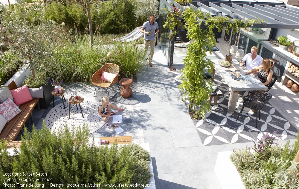 Tuintrends 2019 - buiten koken en eten. Foto: Frans de Jong - Styling: Gregory Verheide - Design: Jacqueline Volker lifestyleadviseur.nl #tuintrend #tuinidee #tuininspiratie #tuin #buitenkeuken #buitenkoken #terras