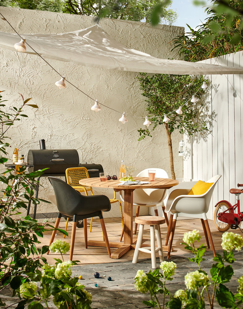 Tuininspiratie 2019. Terras met ronde houten tuintafel #tuin #tuininspiratie #terras #eettafel #tuinmeubelen #karwei 