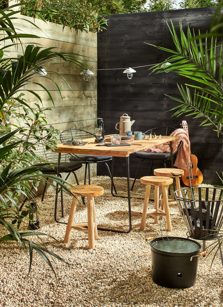 Tuininspiratie 2019. Terras met houten tuintafel #tuin #tuininspiratie #terras #eettafel #tuinmeubelen #karwei