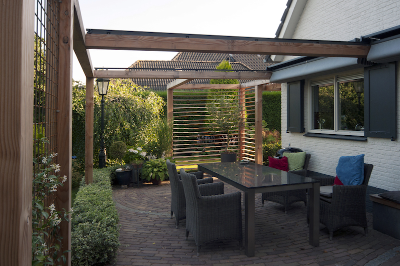 Tuininspiratie. Veranda. Overkapping terras: houten pergola met schuifzonwering via Luxxout #veranda #overkapping #tuin #terras #tuininspiratie #pergola #zonwering #luxxout