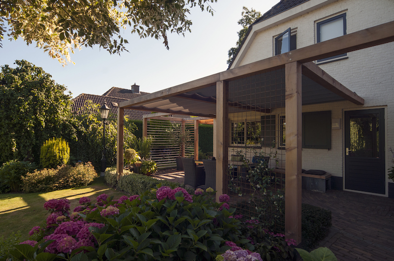 Tuininspiratie. Veranda. Overkapping terras: houten pergola met schuifzonwering via Luxxout #veranda #overkapping #tuin #terras #tuininspiratie #pergola #zonwering #luxxout