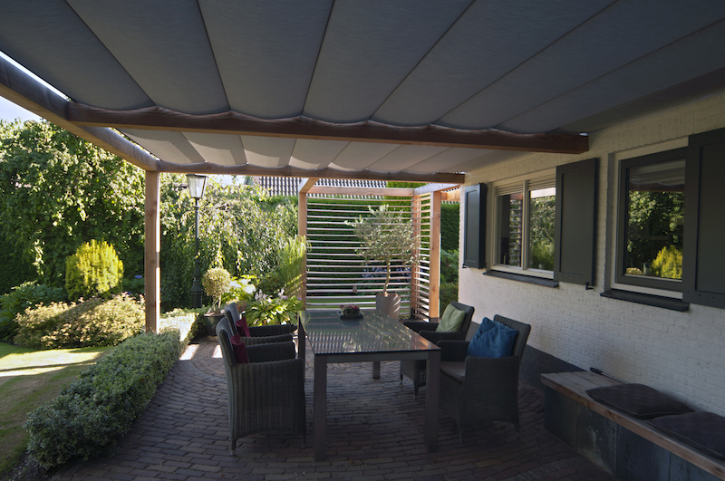 Tuininspiratie. Veranda. Overkapping terras: houten pergola met schuifzonwering via Luxxout #veranda #overkapping #tuin #terras #tuininspiratie #pergola #zonwering #luxxout