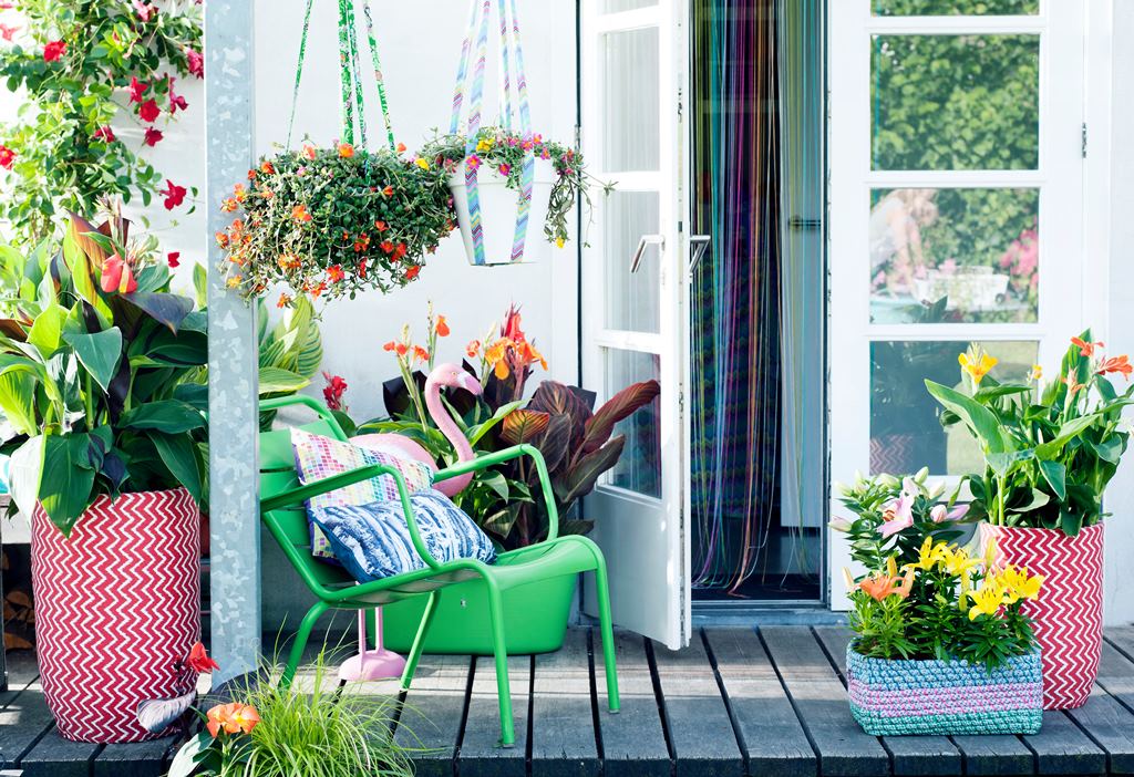 Planten op het terras en balkon zijn sfeerbepalend. Kleur is de trend! #tuin