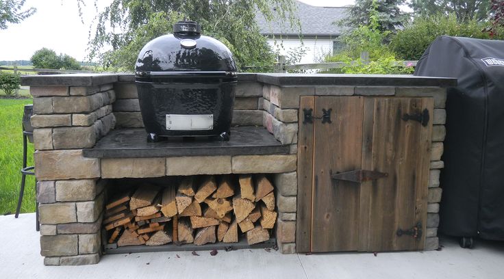 Oval keramische BBQ Primo in gemetselde buitenkeuken