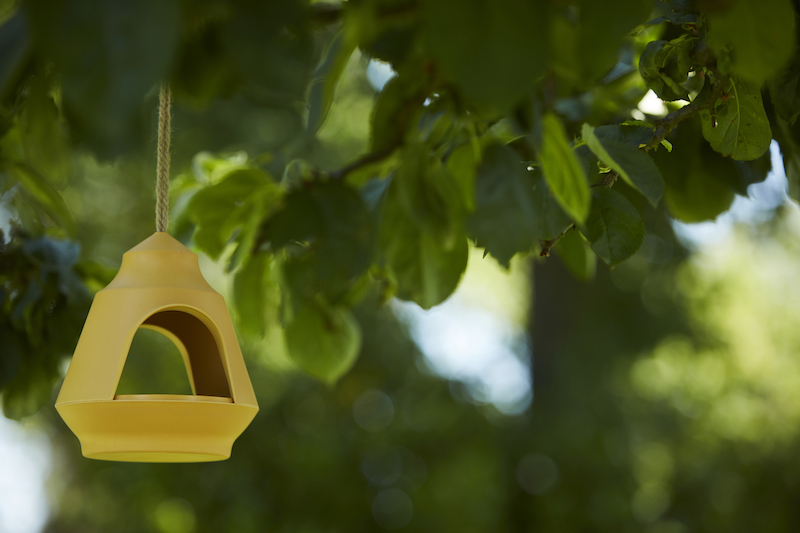 Gekleurde Vogel- en voederhuisjes van Point-Virgule voor tuin en balkon #tuinidee #vogelhuisjes #voederhuisjes #tuin #balkon #tuininspiratie