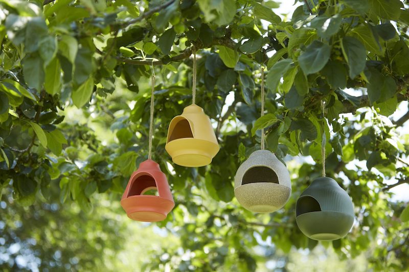 Gekleurde Vogel- en voederhuisjes van Point-Virgule voor tuin en balkon #tuinidee #vogelhuisjes #voederhuisjes #tuin #balkon #tuininspiratie 